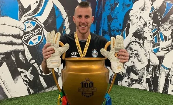 Paulo Victor admite erros em 2019 e vê pressão por titularidade no gol do Grêmio