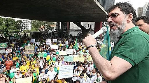 SAO PAULO / 29/11/2014 / METROPOLE / Concentração da manifestação contra o Partido dos Trabalhadores (PT) e pelo impeachment da presidente Dilma Rousseff no vão livre do Museu de Arte de São Paulo (Masp), na Avenida Paulista, Na foto: Lobão. neste sábado. FOTO DANIEL TEIXEIRA/ESTADAO