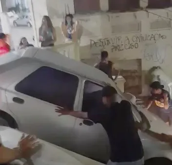 VÍDEO | Motorista erra caminho e carro vai parar no meio de escadaria no Centro de Vitória