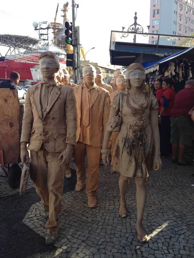 Artistas vão às ruas de Vitória e chamam atenção de curiosos no Centro