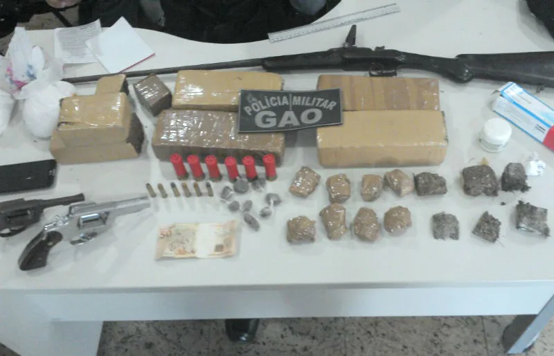 Polícia apreende grande quantidade de maconha e três armas em morro de Vitória