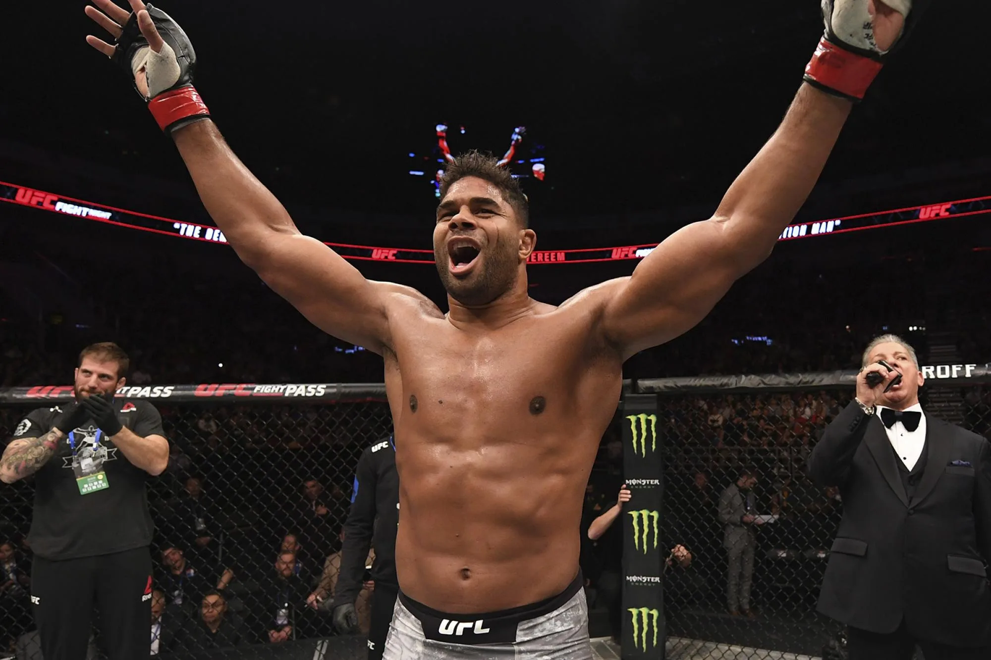 Overeem vence Sakai por nocaute na luta principal do UFC em Las Vegas