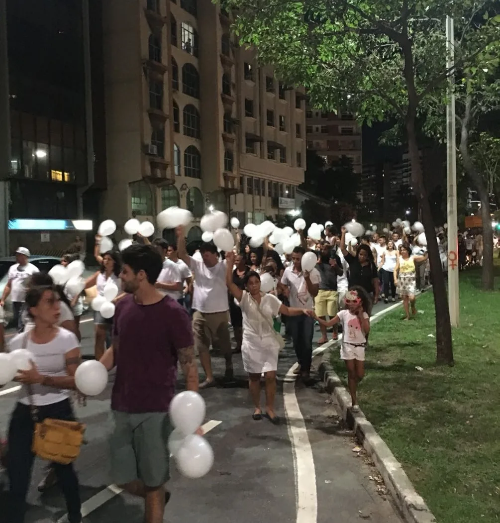 Grupo realiza protesto contra o governo e a favor da paz em Vitória