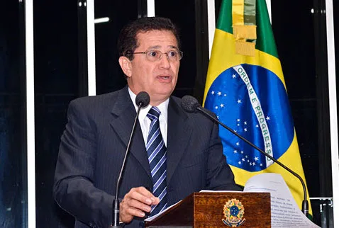 Em discurso na tribuna do Senado, senador Alfredo Nascimento (PR-AM).