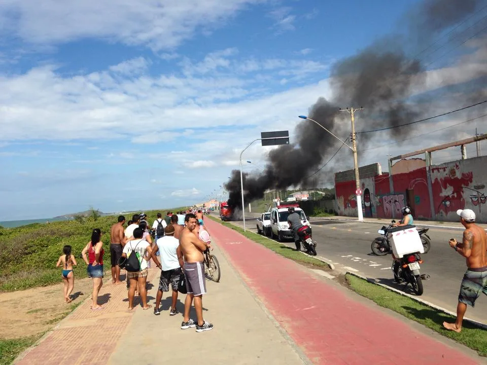 Carro pega fogo na orla da Praia de Itaparica, em Vila Velha