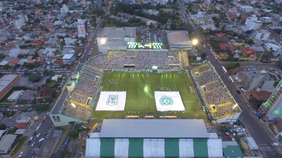 Com homenagens, Chapecoense bate Atlético Nacional e sai na frente na Recopa