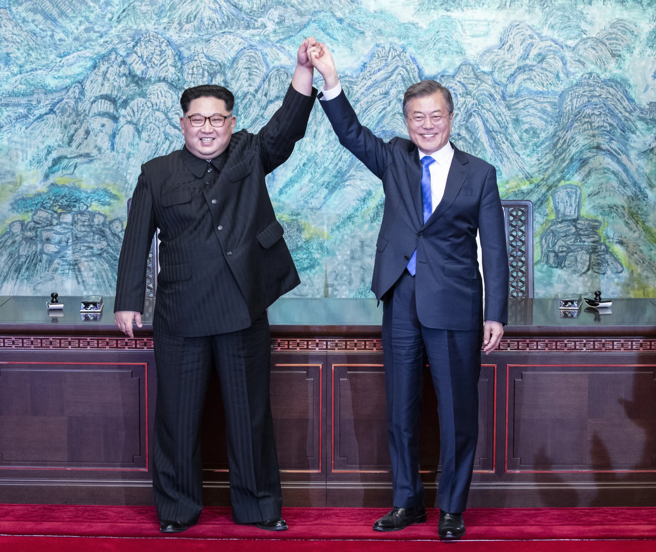 KOR – COREIA DO SUL/COREIA DO NORTE/ENCONTRO – INTERNACIONAL – O ditador da Coreia do Norte, Kim Jong-un (e), durante encontro com o líder da Coreia do Sul, Moon Jae-in, realizado na cidade fronteiriça de Panmunjom, na zona desmilitarizada entre os dois países, nesta sexta- feira, 27. Os líderes das Coreias do Sul e do […]