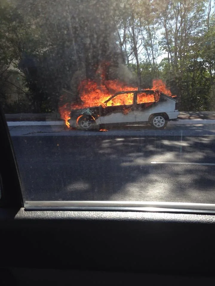 Susto em Vitória: Carro pega fogo na avenida Fernando Ferrari