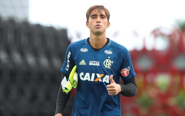 Reserva no Flamengo, goleiro César é operado e deve ficar parado por até 8 meses