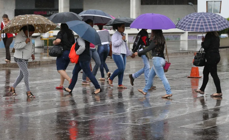 Brasília – O Distrito Federal amanheceu nublado e com chuva na manhã deste sábado (23) (José Cruz/Agência Brasil)