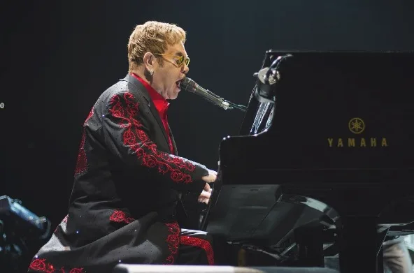 Elton John chega aos 70 anos como um sobrevivente de todas as loucuras