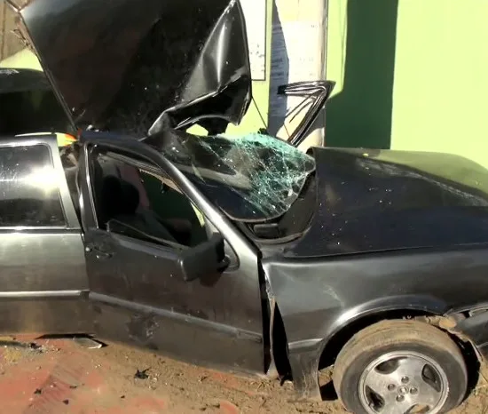 Carro fica destruído após motorista bater em poste em Cariacica