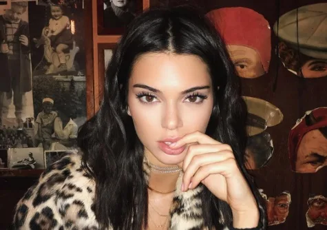 Kendall Jenner é apontada como mulher que aparece caindo de escada em vídeo e viraliza na web