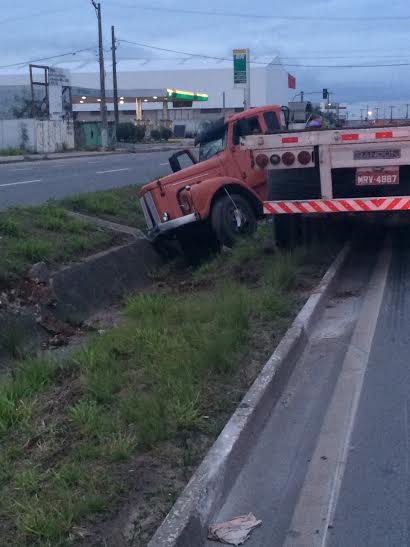 Acidente na avenida Darly Santos com caminhão