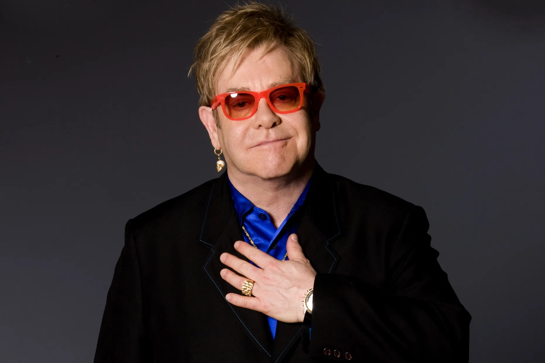 Elton John critica retirada de livros sobre famílias gays de escolas em Veneza