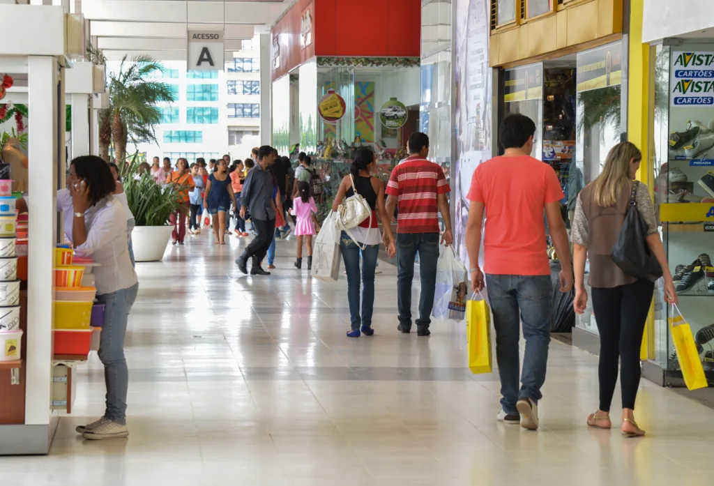 Shopping no centro de Brasília tem movimento intenso no último fim de semana antes do Natal