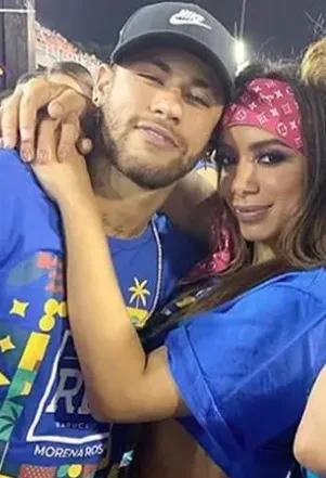 Anitta aproveita viagem pela Europa e marca encontro com Neymar em Paris