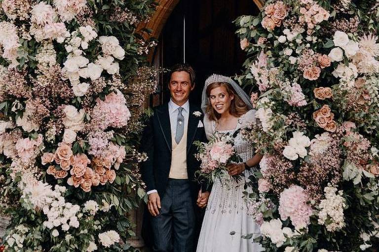 Princesa Beatrice aparece em fotos do casamento com vestido e tiara da Rainha Elizabeth II