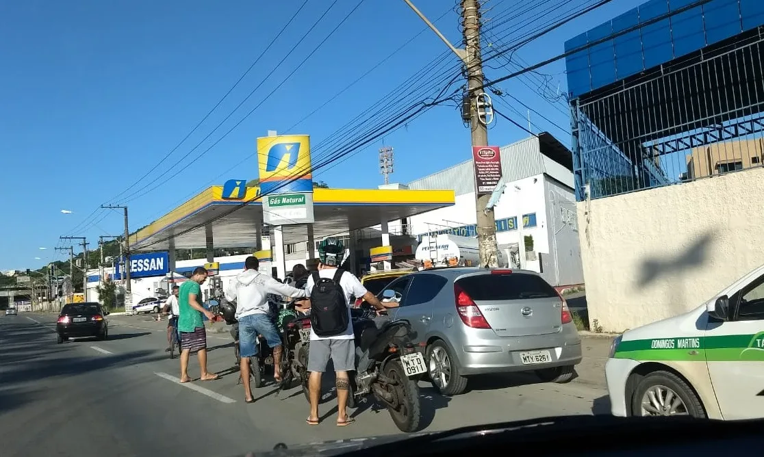 Filas quilométricas de veículos tomam as ruas da Grande Vitória neste domingo