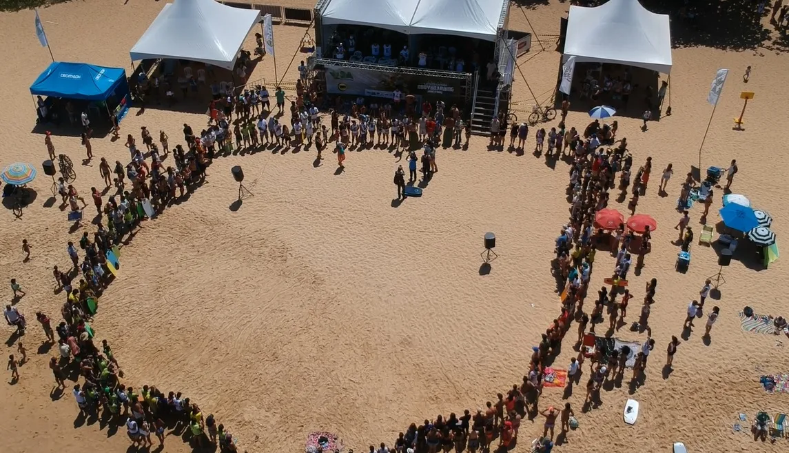 Veja as imagens da homenagem a surfista capixaba que morreu nos EUA, após ataque de tubarão