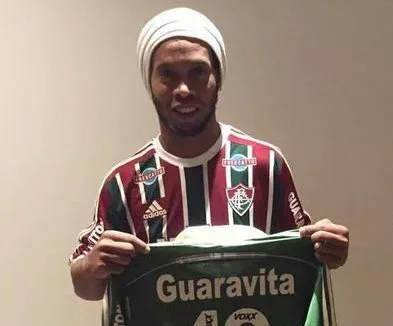 Ronaldinho rescinde contrato e deixa de ser jogador do Fluminense