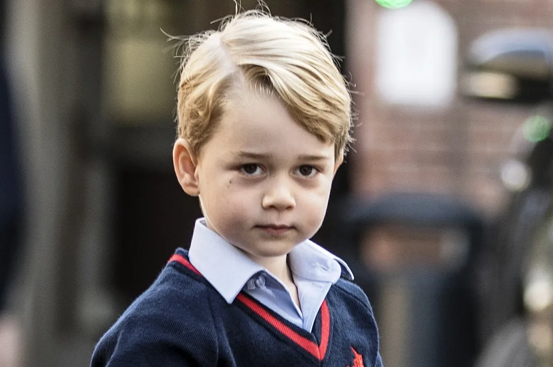 Britain’s Prince George arrives for his first day of school at Thomas’s school in Battersea, southwest London on September 7, 2017. / AFP PHOTO / POOL / RICHARD POHLE