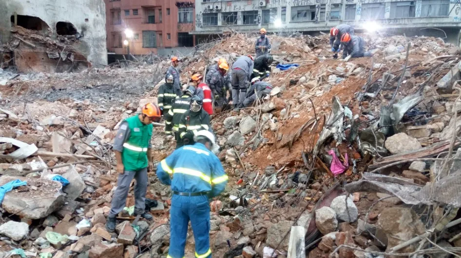 Bombeiros atingem subsolo de prédio que desabou no centro de SP