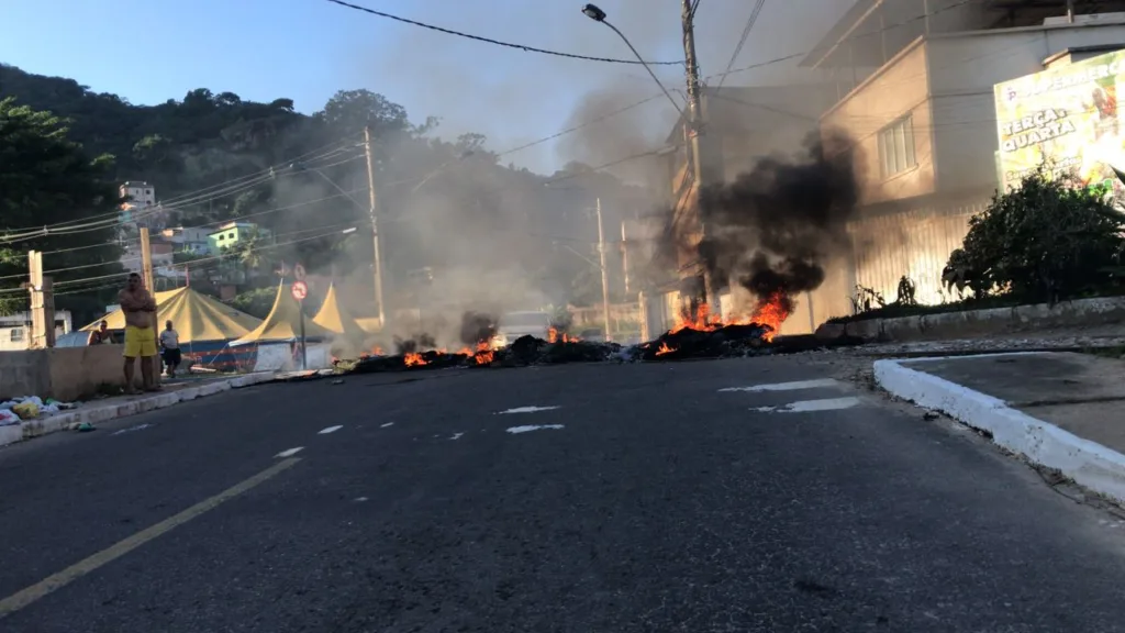 Moradores queimam pneus e pedem sinalização em bairro de Vila Velha