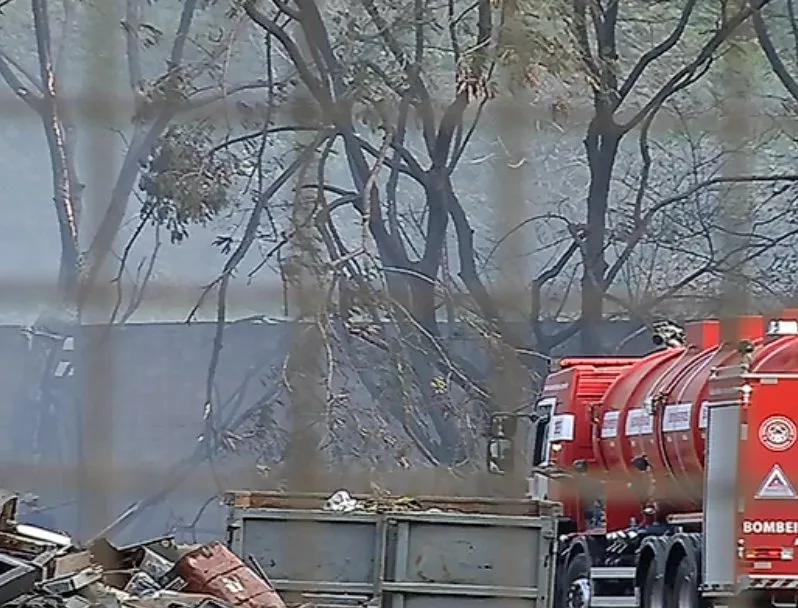 Empresa pega fogo e cortina de fumaça assusta moradores da Serra