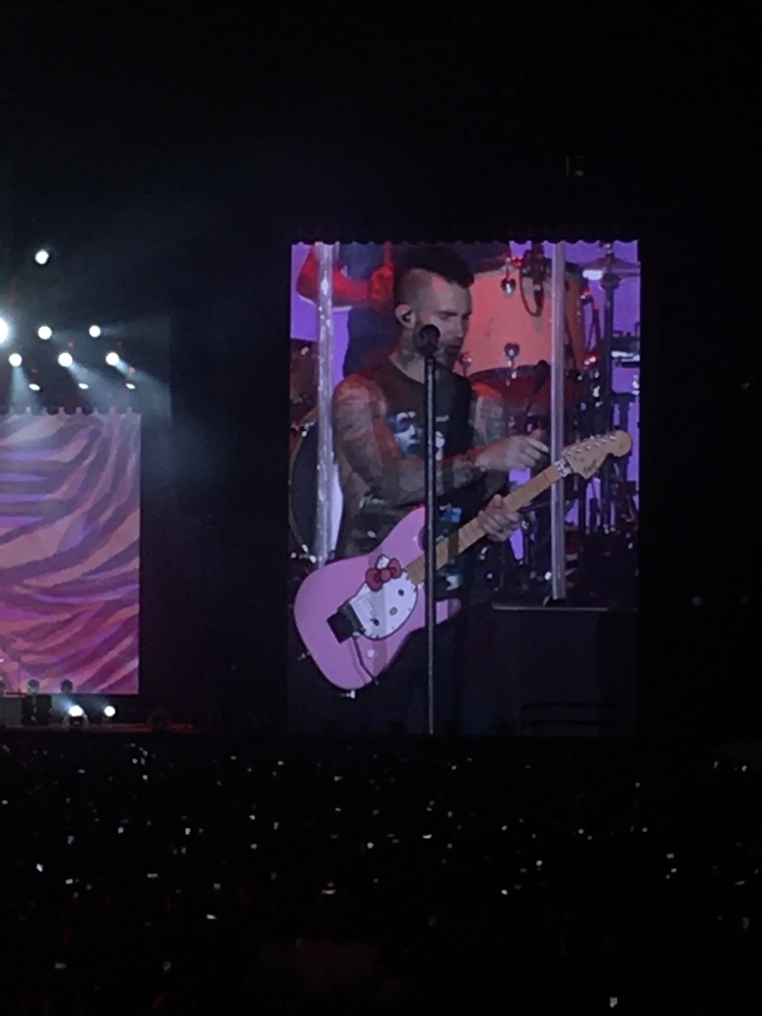 Adam Levine usa guitarra da Hello Kitty durante show em São Paulo