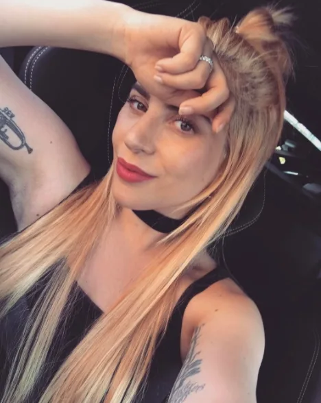 Lady Gaga é pedida em casamento por namorado