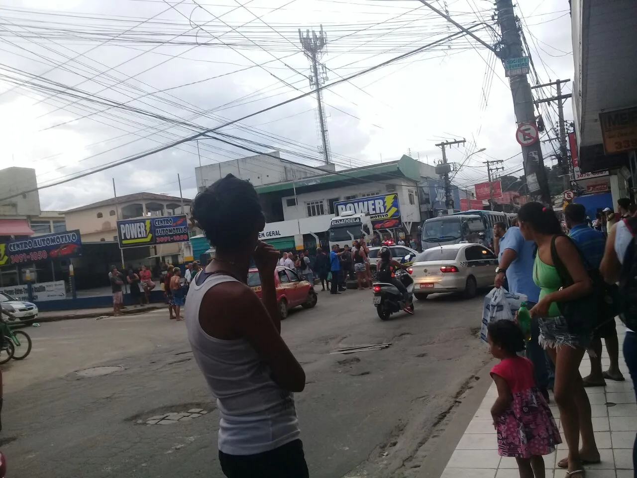 Moradores interditam Rodovia José Sette após três dias sem água em bairro de Cariacica