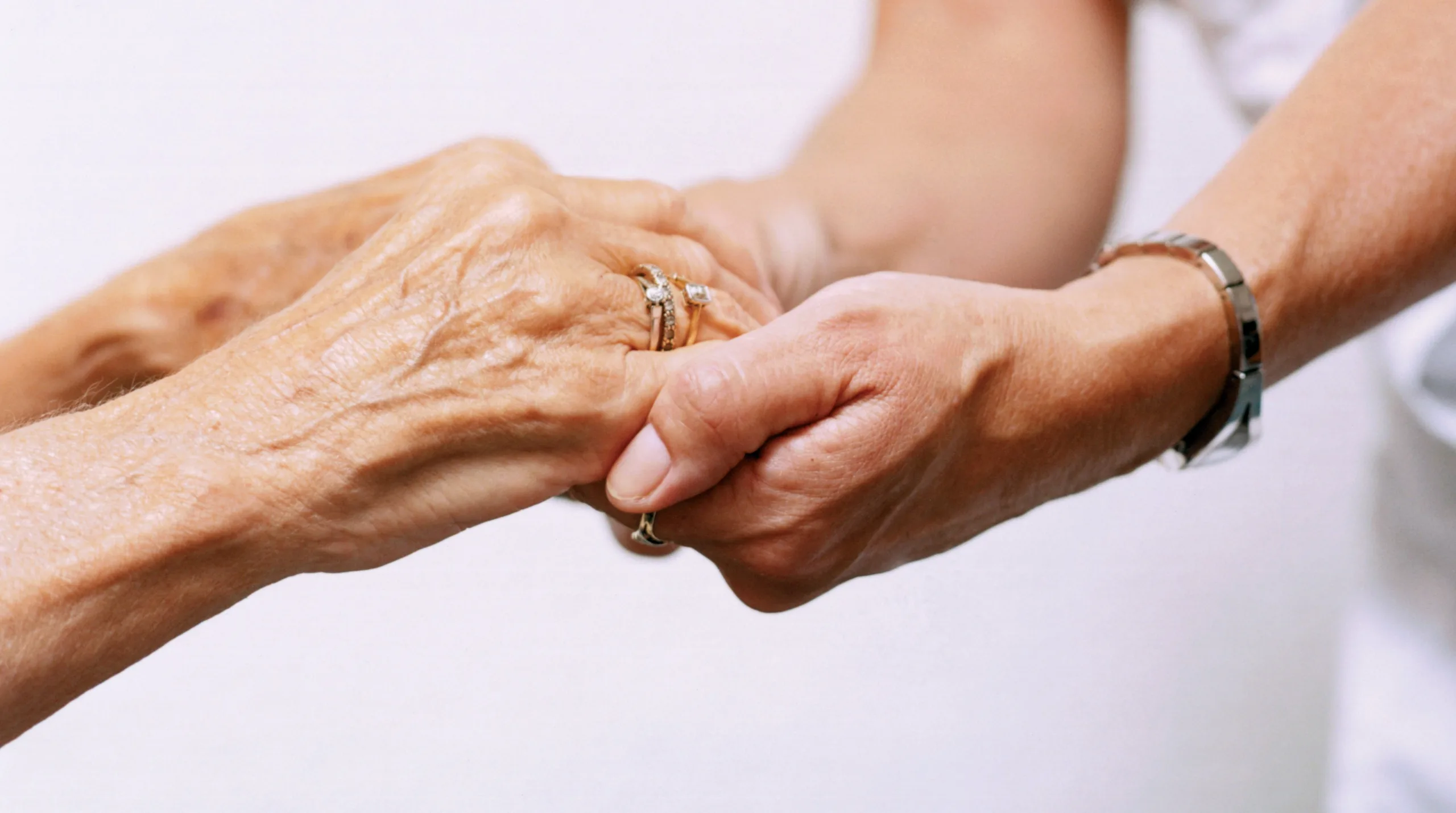 Parkinson: conheça os sintomas da doença para além dos tremores