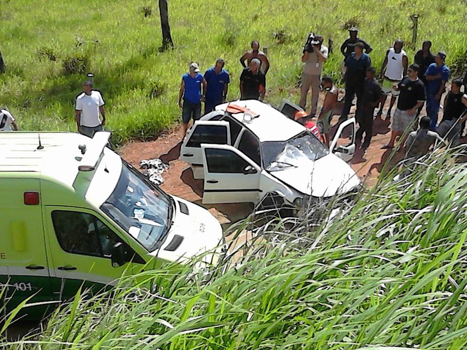 Carro capota e cai em terreno baldio em Barro Branco, na Serra