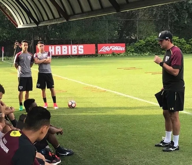 Rogério Ceni começa a esboçar o time do São Paulo para jogo da Copa Sul-Americana