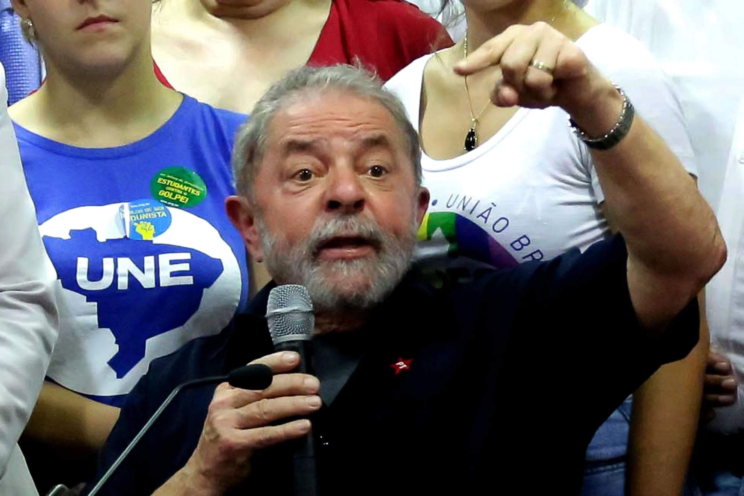 SP – COLETIVA LULA – GERAL – O ex-presidente Luiz Inácio Lula da Silva em entrevista coletiva no diretório nacional do PT, em São Paulo (SP), na nesta sexta-feira (4). O ex-presidente foi para o local após prestar depoimento na Polícia Federal em Congonhas, parte da 24ª fase da Operação Lava Jato. A ação foi […]