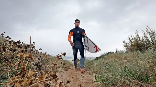 Com mar "mexido", etapa brasileira do surfe tem dia sem provas