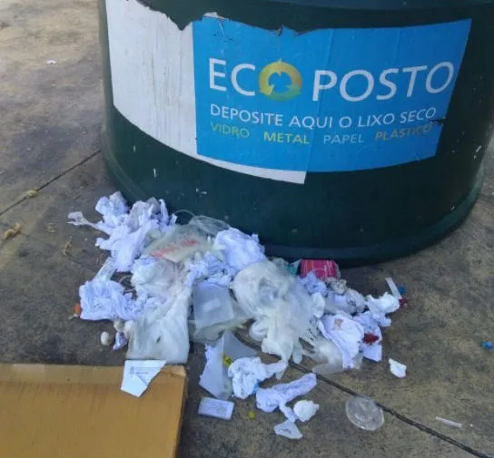 Material hospitalar é encontrado espalhado no meio da rua em Vitória Material hospitalar é encontrado espalhado no meio da rua em Vitória