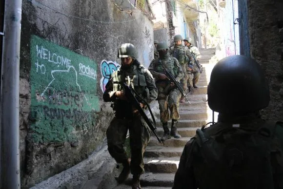 Terceiro dia de ocupação na Rocinha tem moradores nas ruas e comércio aberto