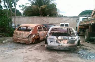 Carro furtado no Bairro República é encontrado incendiado em Vila Velha