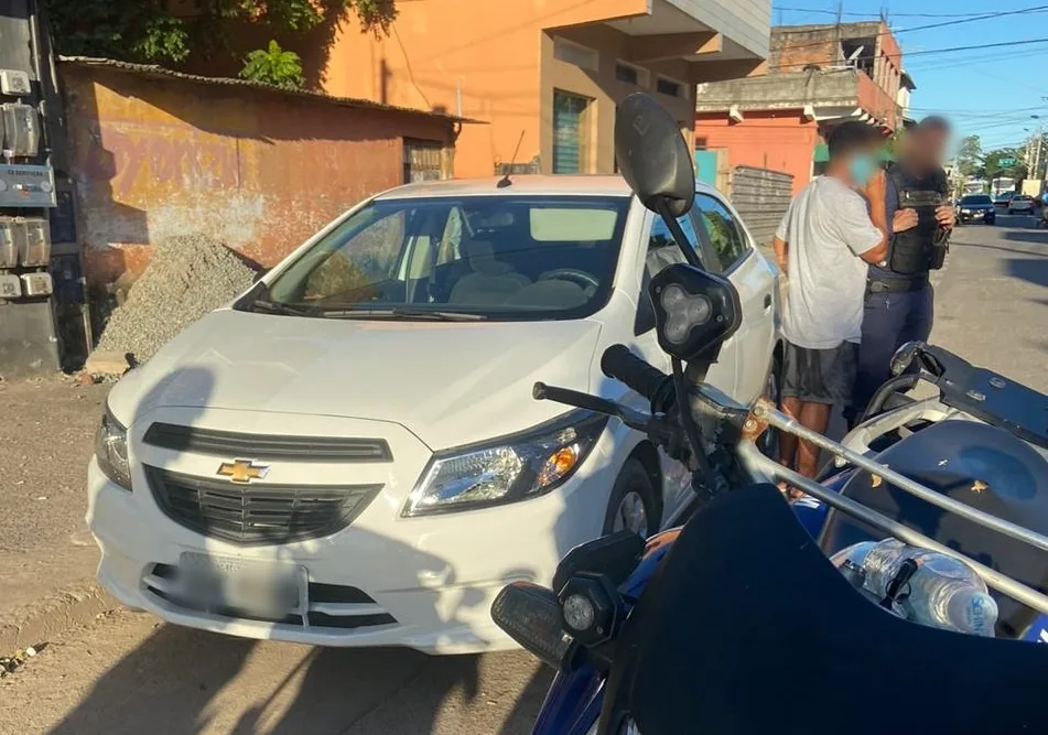 Carro furtado de locadora em Cariacica é encontrado em VV; 'dono' acaba detido