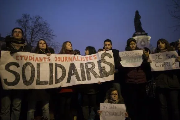 Franceses se reúnem em repúdio a atentado e prestam solidariedade