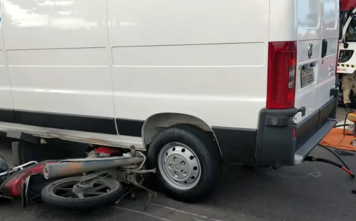 Motociclista morre após bater em van na Avenida Norte-Sul, no município da Serra