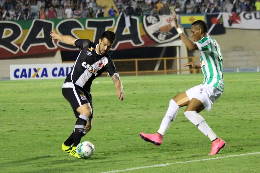 Vasco empata com o Goiás por 1 a 1 e segue na liderança da Série B