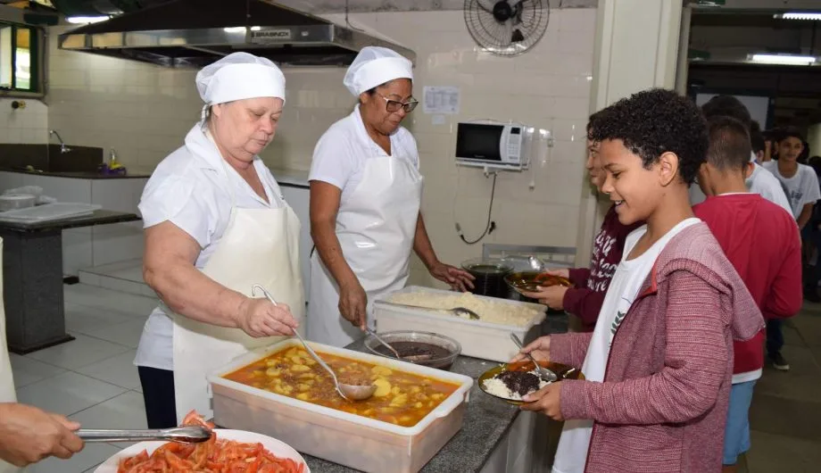 Estudantes da rede municipal de Cachoeiro vão receber kit de alimentos durante isolamento social