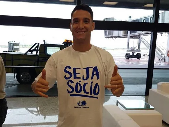 Thiago Neves chega carregado por torcida e se diz pronto para estrear no Cruzeiro