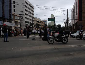 Acidente com motos e veículo na Reta da Penha deixa feridos