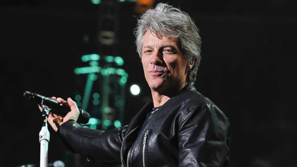 Jon Bon Jovi consagra o romantismo no Rock in Rio e dança juntinho de fã no palco