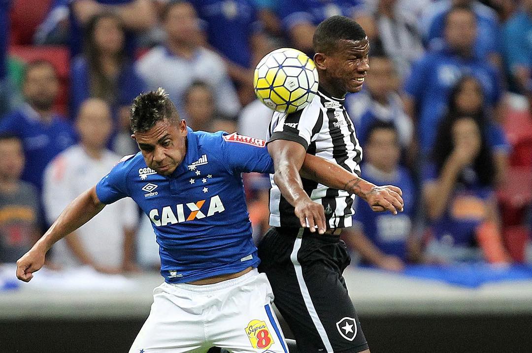 Em Brasília, Cruzeiro ganha a primeira no Brasileirão e complica o Botafogo