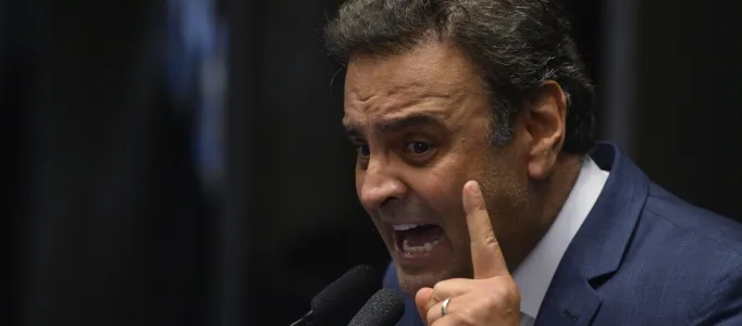 PF apreende comprovantes de depósito de Aécio com inscrição 'CX 2'"